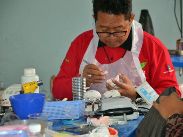 HTOO Foundation and Myanmar Dental Council have treated 217 patients free of charge, during the celebration of Merng Liam Sayadawgyi’s birthday