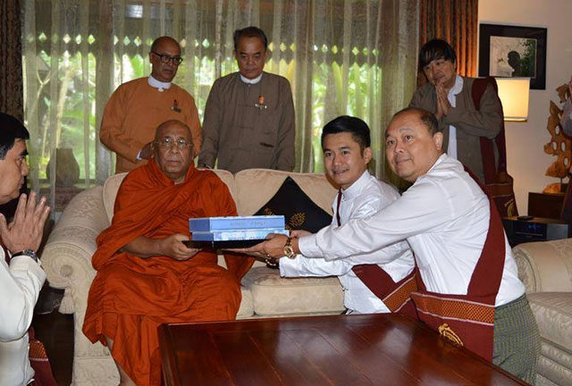 Sitagu Sayardwwgyi has awarded Sitagu bags photo albums to Htoo Group of Companies Chairman U Tay Za and his staff